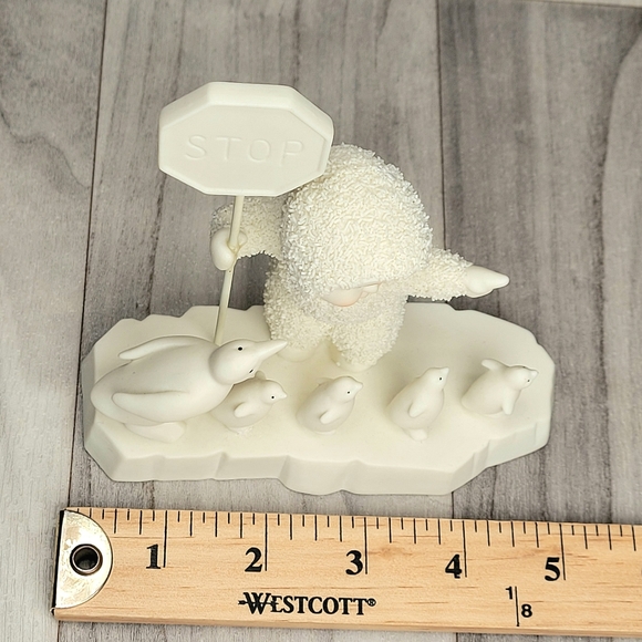 Snowbabies SCHOOL CROSSING 2006 Department 56 - 56.69668 Penguins 4.75" - Picture 5 of 14